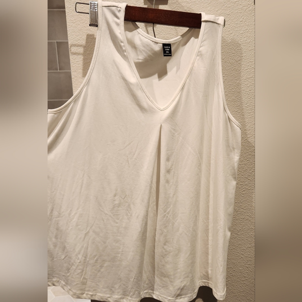 SHEIN LUNE Plus Solid V Neck Tank Top